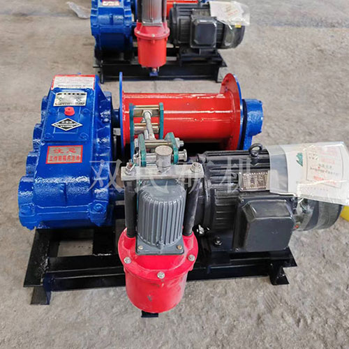 卷揚機，也叫絞車